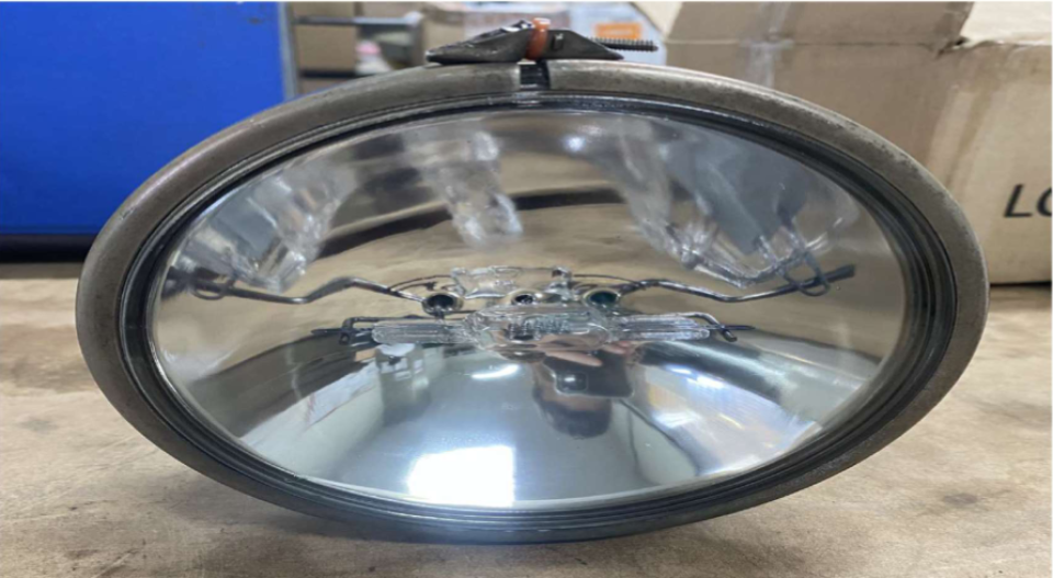 LOTE 13 / 01 (UMA) LANDING LIGHT SÉRIE 63038/01 (UMA) LANDING LIGHT SÉRIE 67983