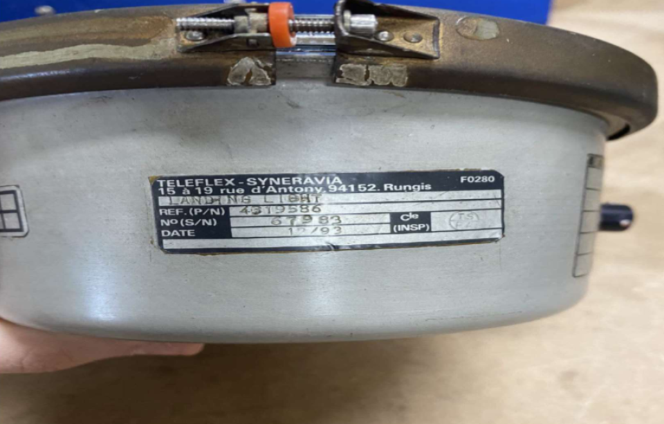 LOTE 13 / 01 (UMA) LANDING LIGHT SÉRIE 63038/01 (UMA) LANDING LIGHT SÉRIE 67983